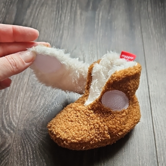 Cozy Brown Baby Booties with Bow - Picture 3 of 7